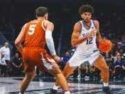 El No. 6 Duke gana a pesar del ineficiente debut de Cameron Boozer