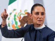 Horrible video muestra al presidente mexicano Shinbaum siendo manoseado durante un paseo público