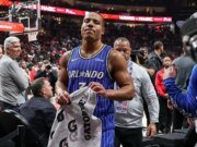 NBA News: Desmond Ben del Magic golpea la pelota sobre la cabeza del oponente y comete faltas