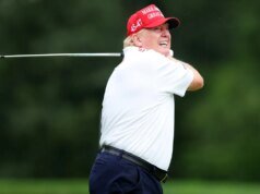 Trump lanza un chip shot en un video de golf viral después de ganar 38 campeonatos de golf
