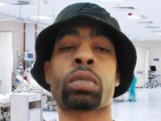 El rapero Young Bleed muere a los 51 años después de un aneurisma cerebral