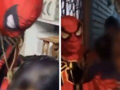 Policías de Spider-Man atrapan a presuntos traficantes de drogas durante una redada de Halloween