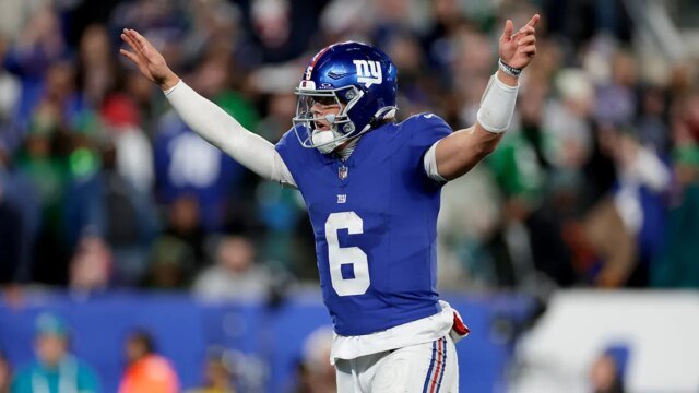 giants-jaxson-dart-celebrates-touchdown.jpg