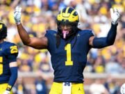Un jugador de Michigan casi le da un cabezazo al árbitro durante el partido contra Ohio State