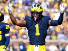 Un jugador de Michigan casi le da un cabezazo al árbitro durante el partido contra Ohio State