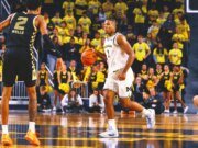 Anoche en el baloncesto universitario: Michigan domina (incluso con las luces apagadas)