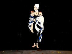 El rostro de Shiri Bivas queda irreconocible y borrado en un mural conmemorativo de la Estrella de David