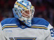 Jordan Binnington de los Blues intenta embolsarse el histórico gol de Alex Ovechkin