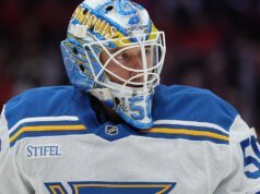 Jordan Binnington de los Blues intenta embolsarse el histórico gol de Alex Ovechkin