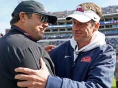 Los jugadores de Ole Miss y Mississippi State se enzarzan en un acalorado alboroto