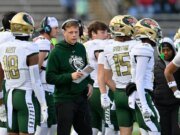 El entrenador de la UAB explica la decisión del partido tras el apuñalamiento de un compañero