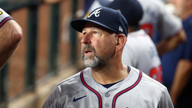 walt-weiss-looks-on-braves-dugout.jpg