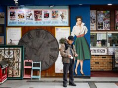 Con entradas baratas y buenos modales, un teatro construye una antigua base de fans