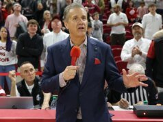 John Calipari pide a los fanáticos que dejen de cantar después de la victoria contra Louisville