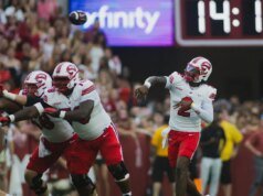 Un séptimo QB de fútbol universitario ingresó al portal de transferencias antes de la temporada