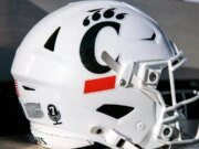Los entrenadores de fútbol de los Cincinnati Bearcats hacen campaña con las escuelas de la AAC