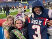 Los jóvenes fanáticos se unen a los Patriots con pulseras de la amistad