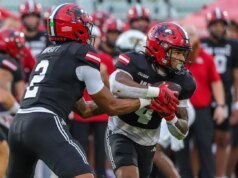 El principal corredor del fútbol universitario ingresa al portal de transferencias después de una temporada All-American