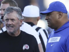 Los programas de fútbol universitario se quedan inesperadamente sin un entrenador en jefe para un juego de bolos