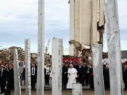 Miles saludan al Papa León en el Líbano mientras reza en el lugar de la explosión en Beirut