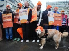 Los médicos militantes seguirán en huelga a pesar de las desesperadas propuestas del gobierno mientras la ‘supergripe’ asola los hospitales