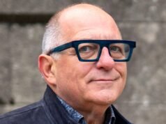 El presentador de la BBC y presentador del exitoso programa inmobiliario Hugh Wallace muere ‘repentinamente’ a los 68 años mientras su marido desconsolado le rinde homenaje