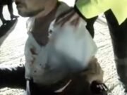 Un acomodador borracho fue arrestado después de morder el dedo a un compañero invitado en la boda de su mejor amigo.