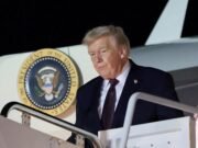 El silencioso Trump escapa de la creciente tormenta sobre el ‘encubrimiento’ de Epstein mientras se va de vacaciones sin hacer comentarios