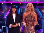 Tess Daly y Claudia Winkleman abrieron su último show de Strictly Live cuando Karen Carney aseguró los primeros 40 de la noche durante la final en vivo.