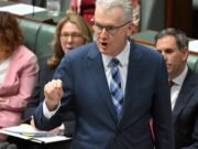 Un ciudadano británico se enfrenta a la deportación de Australia después de que la policía hiciera un descubrimiento inquietante, mientras el gobierno albanés endurece las normas de visado tras el ataque a Bondi Beach.