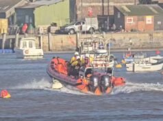 La búsqueda de los dos hombres, de entre 40 y 60 años, fue cancelada después de que el equipo tuvo “dificultades” para nadar frente a la costa de Devon el día de Navidad.