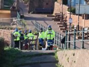 ‘¿Por qué está permitido esto?’ La ira creció por la decisión de seguir adelante con un nado el día de Navidad en el que dos hombres desaparecieron en el mar embravecido, después de que otros nado fueran cancelados debido a los fuertes vientos.