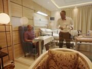 La madre de Anthony Joshua corre junto a su cama en el “mejor hospital de Nigeria” mientras los testigos describen a sus dos amigos “sonando como bombas” en el accidente.