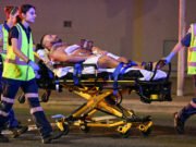 Testigos huyen a Bondi Beach después de que hombres armados atacaran un evento judío