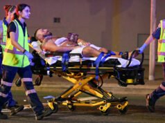 Testigos huyen a Bondi Beach después de que hombres armados atacaran un evento judío