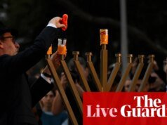 Ataque terrorista de Bondi en vivo: luces y menorás iluminan la oscuridad mientras las comunidades se reúnen para llorar y orar Noticias australianas