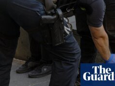 Potencialmente cientos de afectados por la infracción de la ley con armas de la policía de Victoria registran en Victoria