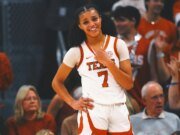 Anoche en el baloncesto universitario: ¿Lesiones? ¿Oponentes clasificados? Texas gana, Anoa