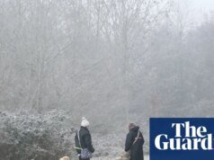 El Servicio Meteorológico del Reino Unido pidió a los juerguistas de Año Nuevo que terminaran el calor con nieve que se espera en todo el Reino Unido.