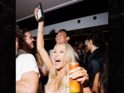 Alix Earle llega a la fiesta en casa de NYLON después de la ruptura de Braxton Berrios