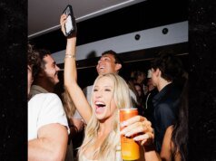 Alix Earle llega a la fiesta en casa de NYLON después de la ruptura de Braxton Berrios