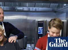 El Príncipe George se une al Príncipe de Gales para visitar una organización benéfica para personas sin hogar | Príncipe Guillermo