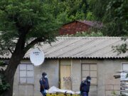 Tiroteo masivo en un bar sudafricano mata a 12 personas, incluidos 3 niños