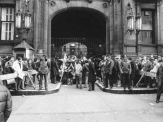 El 8 de diciembre John Lennon fue asesinado a tiros.