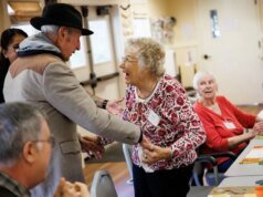 Un lugar para que las personas mayores hagan amigos y estén activos.