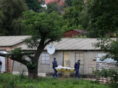 11 personas, entre ellas 3 niños, murieron en un tiroteo masivo en un bar en Sudáfrica