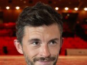 Jonathan Bailey se culpó a sí mismo por el atentado en la obra a los 8 años