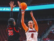 La No. 22 Louisville Women venció a la No. 12 Carolina del Norte por 76-66 en tiempo extra