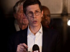 El alcalde de Providence y el jefe de policía Brown aplauden el partido de baloncesto después de la investigación