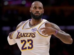 LeBron James criticado por ‘swing de golf’ durante el himno nacional